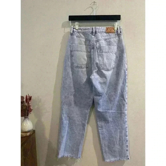 Zara Baggy Mom Fit Straight Leg Light Wash 90s Raw Hem Denim Jeans Cropped‎ 4 36 - Picture 2 of 8